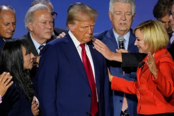 trump praying