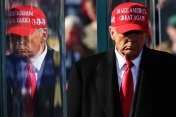 trump in maga hat