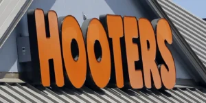 hooters storefront