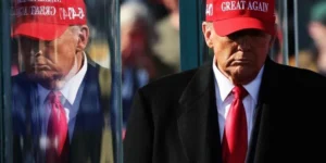 trump in maga hat
